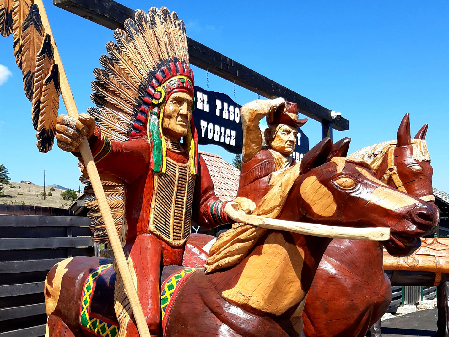 Kaubojski grad, indijansko selo i zlatiborski zaselak su tri celine koje sačinjavaju tematski park El Paso City Zlatibor u kojem možete osetiti atmosferu 19.veka u istom vremenskom periodu ali na dva različita kraja sveta!